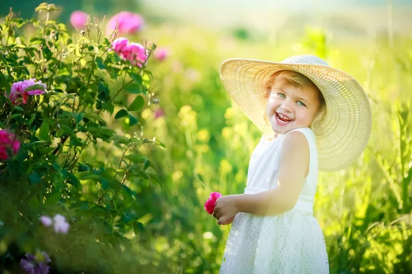 Mignonne Petite Fille Posant Sur Champ Vert Robe Blanche Chapeau — Photo