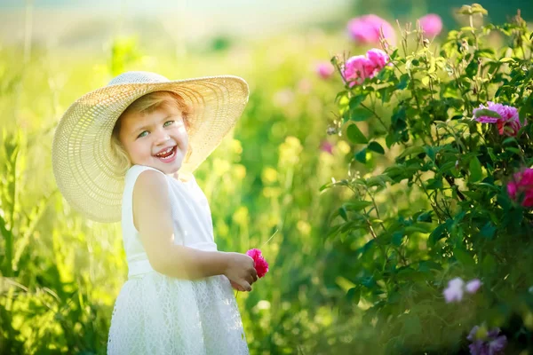 Roztomilá Malá Dívka Pózuje Zelené Louce Bílých Šatech Čepice — Stock fotografie