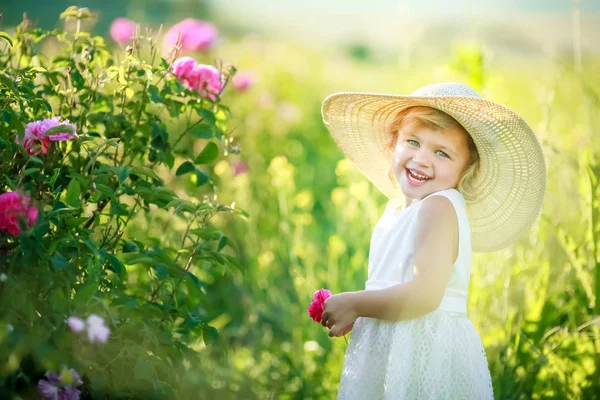Sevimli Küçük Kız Beyaz Elbise Şapka Yeşil Alana Poz — Stok fotoğraf
