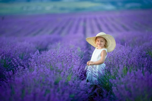 Bela Menina Posando Campo Lavanda Segurando Cesta Cheia Flores — Fotografia de Stock