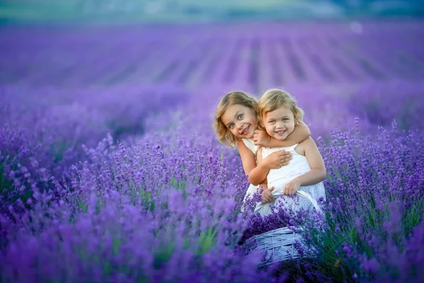 Két Aranyos Kis Lány Pózol Levendula Mező — Stock Fotó
