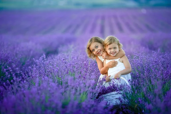 Dos Lindas Niñas Posando Campo Lavanda —  Fotos de Stock