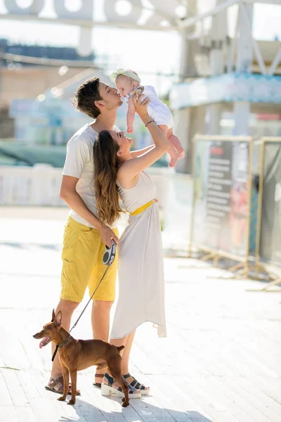 Prachtige Familie Buitenshuis Poseren Met Hond — Stockfoto