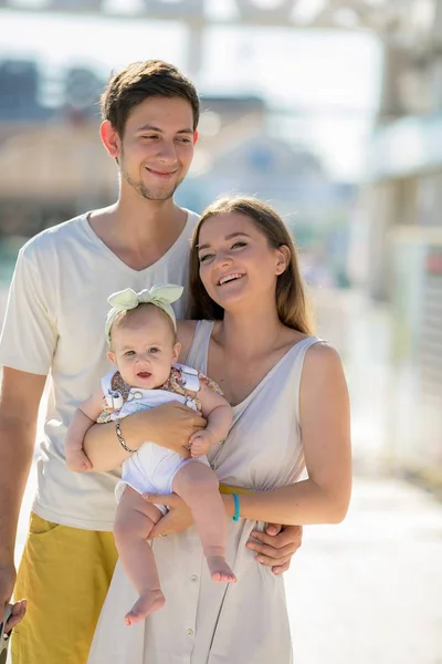 Schöne Junge Familie Mit Kleiner Tochter — Stockfoto