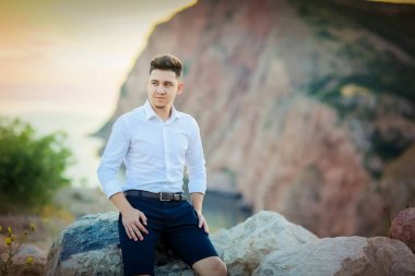 şaşırtıcı doğa manzara karşı poz yakışıklı genç 