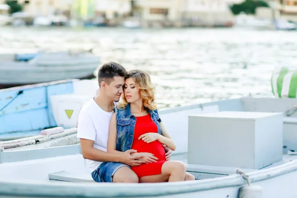Açık Havada Iskelede Poz Kocası Ile Hamile Eşi — Stok fotoğraf