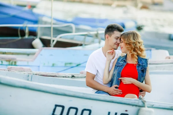 桟橋に屋外でポーズの夫と妊娠中の妻 — ストック写真