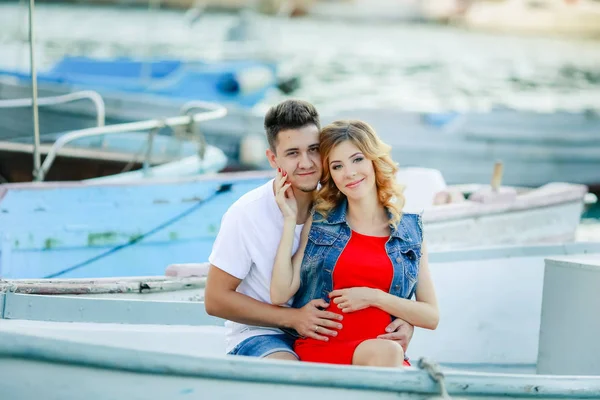 Esposa Embarazada Con Marido Posando Aire Libre Muelle —  Fotos de Stock