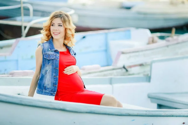 桟橋でポーズ美しい妊娠中の若い女性 — ストック写真