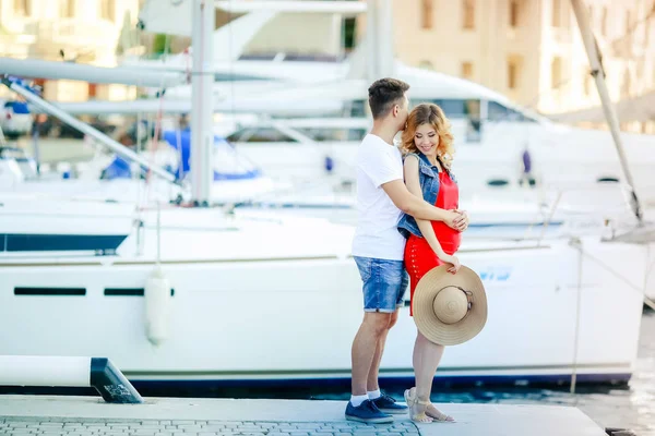 Esposa Embarazada Con Marido Posando Aire Libre Muelle —  Fotos de Stock