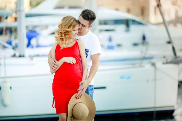 Mulher Grávida Com Marido Posando Livre Cais — Fotografia de Stock