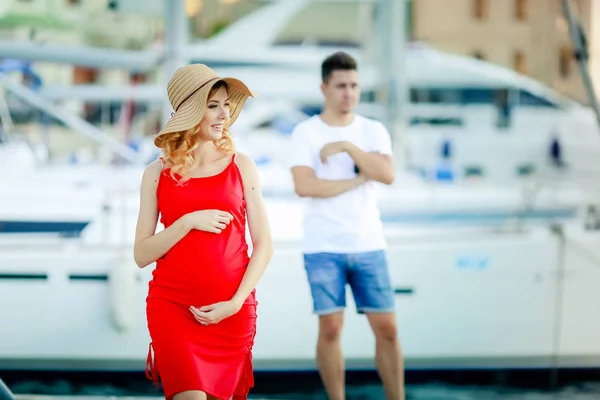 Schwangere Mit Mann Posiert Draußen Auf Seebrücke — Stockfoto