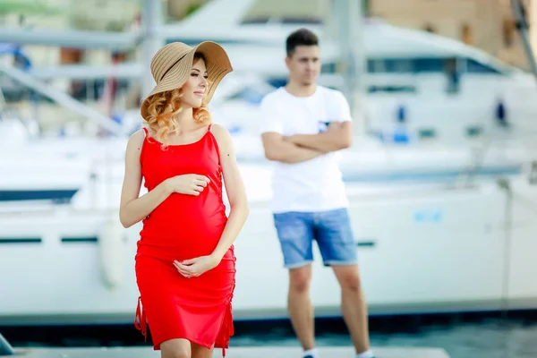 桟橋に屋外でポーズの夫と妊娠中の女性 — ストック写真