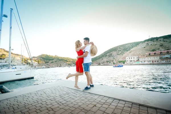 Verliebtes Paar Posiert Freien Schwangere Frau Mit Ehemann — Stockfoto