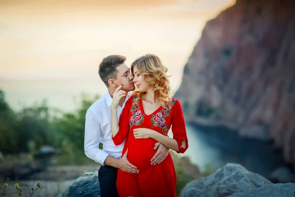 Pareja Amor Posando Aire Libre Mujer Embarazada Con Marido —  Fotos de Stock