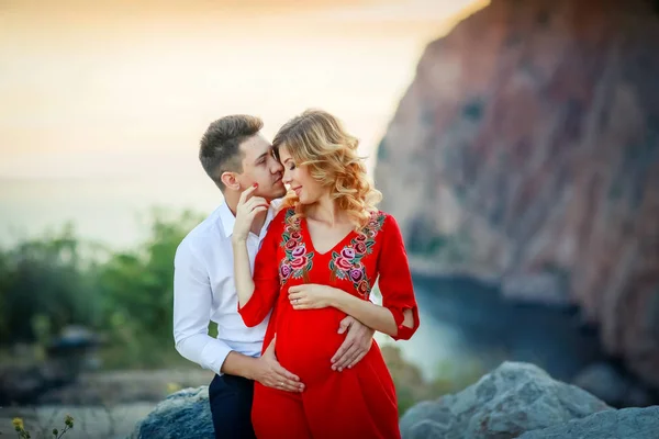 愛の夫と Outdoors Pregnant 女性のポーズのカップル — ストック写真
