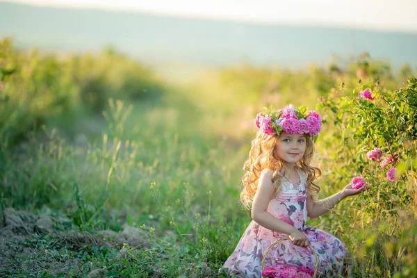 Roztomilá Malá Dívka Pózuje Hřišti Květinový Věnec — Stock fotografie