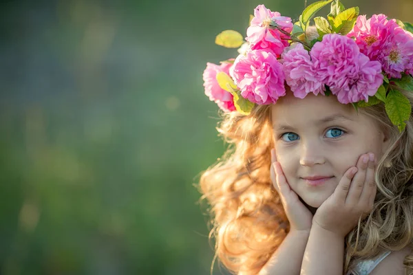 Çiçek Çelenk Alanında Poz Sevimli Küçük Kız — Stok fotoğraf