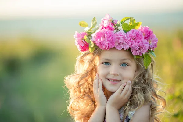 Mignonne Petite Fille Posant Sur Terrain Couronne Fleurs — Photo