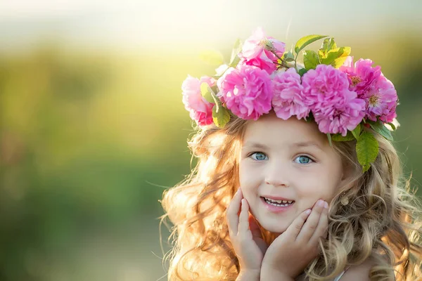 Roztomilá Malá Dívka Pózuje Hřišti Květinový Věnec — Stock fotografie