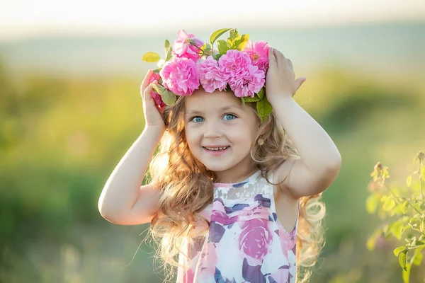 Mignonne Petite Fille Posant Sur Terrain Couronne Fleurs — Photo