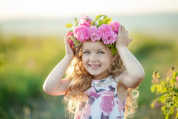 Linda Niña Posando Campo Corona Flores — Foto de Stock