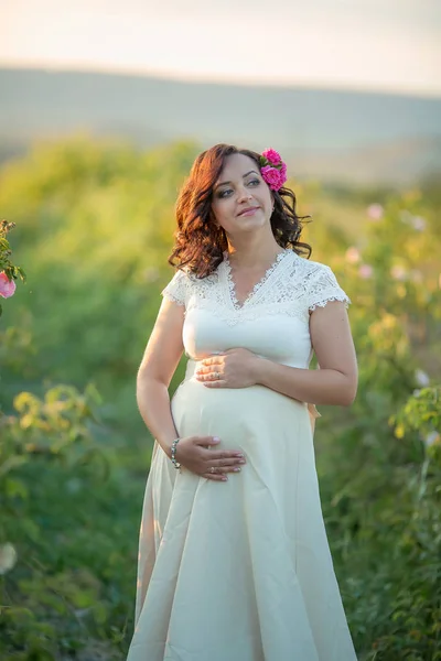 Bella Donna Incinta Posa Sul Campo Verde Abito Bianco — Foto Stock