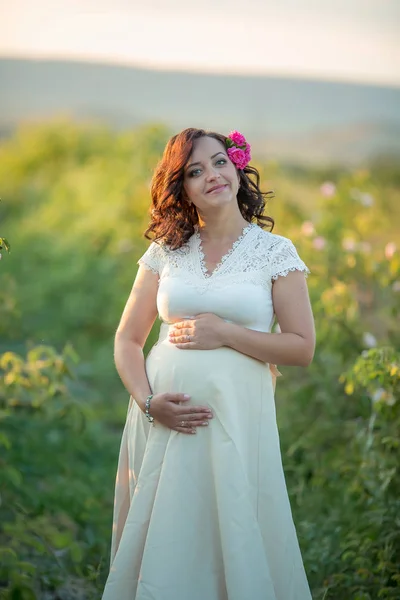 Krásná Těhotná Žena Pózuje Zelené Louce Bílých Šatech — Stock fotografie