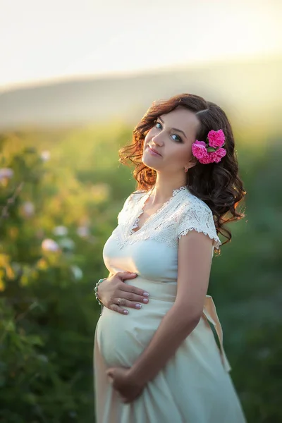 Bella Donna Incinta Posa Sul Campo Verde Abito Bianco — Foto Stock