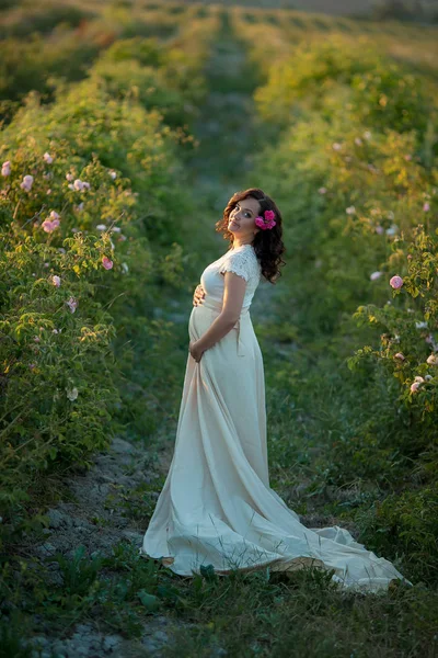 Bella Donna Incinta Posa Sul Campo Verde Abito Bianco — Foto Stock