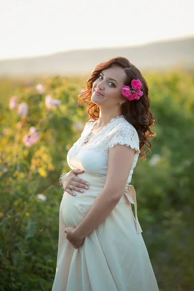 Krásná Těhotná Žena Pózuje Zelené Louce Bílých Šatech — Stock fotografie