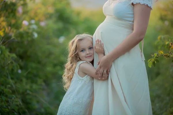 Mãe Grávida Com Filhinha Posando Campo — Fotografia de Stock