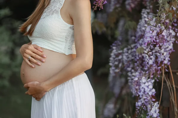 Donna Incinta Che Tocca Pancia — Foto Stock