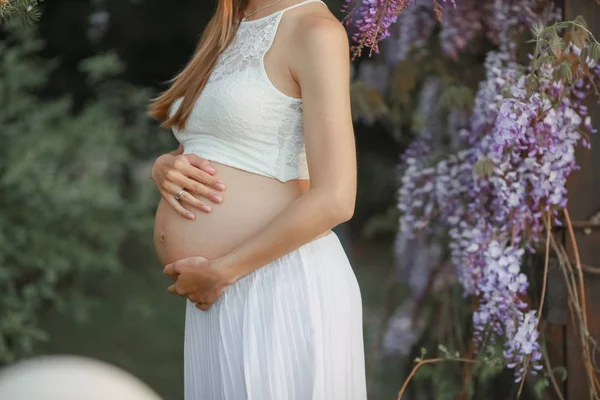 Mulher Grávida Tocando Sua Barriga — Fotografia de Stock