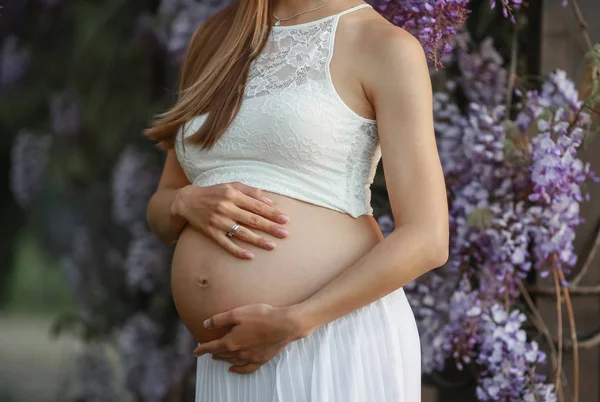 Těhotná Žena Dotýká Její Bříško — Stock fotografie