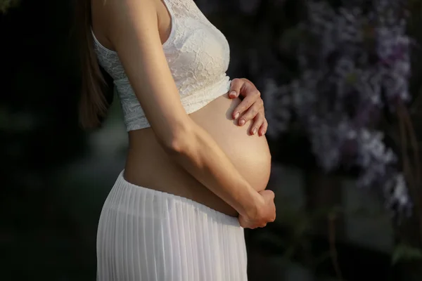 Schwangere Berührt Ihren Bauch — Stockfoto