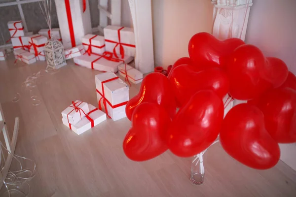 Décor Studio Avec Coffrets Cadeaux Ballons Rouges Forme Coeur — Photo