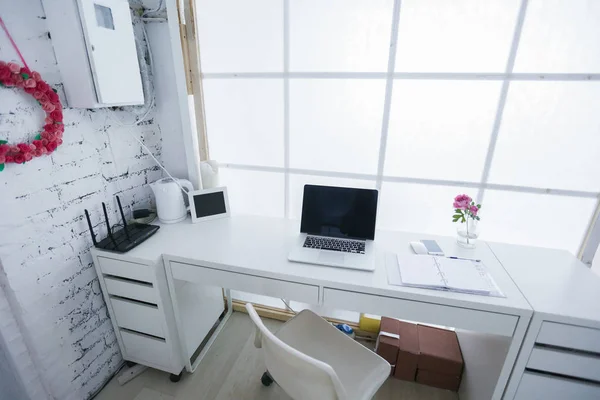 Local Trabalho Interior Moderno Com Laptop Cores Brancas — Fotografia de Stock