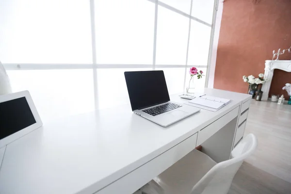 Moderner Innenarbeitsplatz Mit Laptop Weißen Farben — Stockfoto