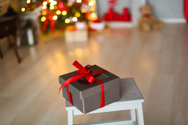 礼品盒在椅子上的圣诞装饰工作室 — 图库照片