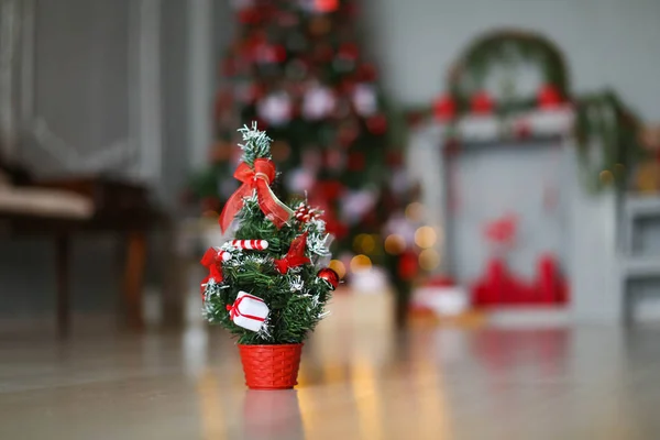 圣诞圣诞树玩具在地板上的圣诞装饰工作室 — 图库照片