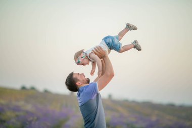 Sevimli kızı lavanta sahada poz ile sevgi dolu baba 