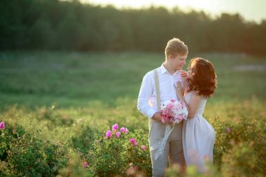 Genç güzel çift açık hava düğün photosession sahada poz üzerinde 