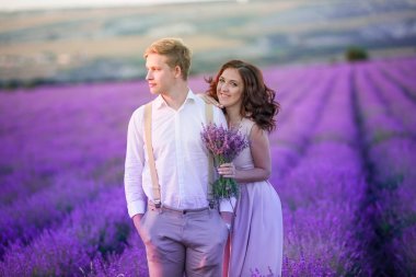 Lavanta sahada poz genç güzel Çift 