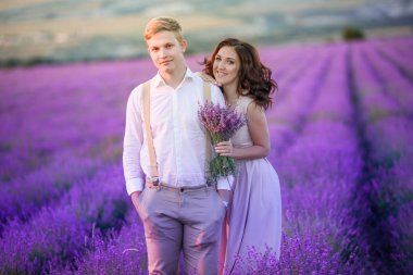 Lavanta sahada poz genç güzel Çift 