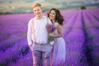 Lavanta sahada poz genç güzel Çift 