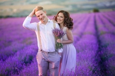 Lavanta sahada poz genç güzel Çift 