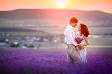 gün batımında lavanta sahada poz aşık genç Çift