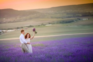gün batımında lavanta sahada poz aşık genç Çift