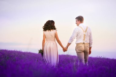 gün batımında lavanta sahada poz aşık genç Çift
